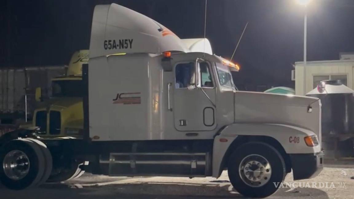 $!Compañeros del conductor notaron que la camioneta no se movía en su turno de ruta.