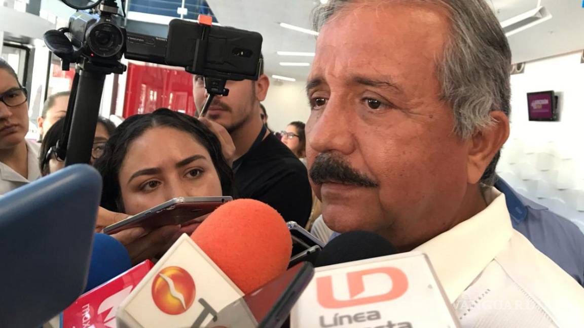 $!¿Mucho calor? Hija de alcalde de Culiacán se echa aire con billetes de 500 pesos