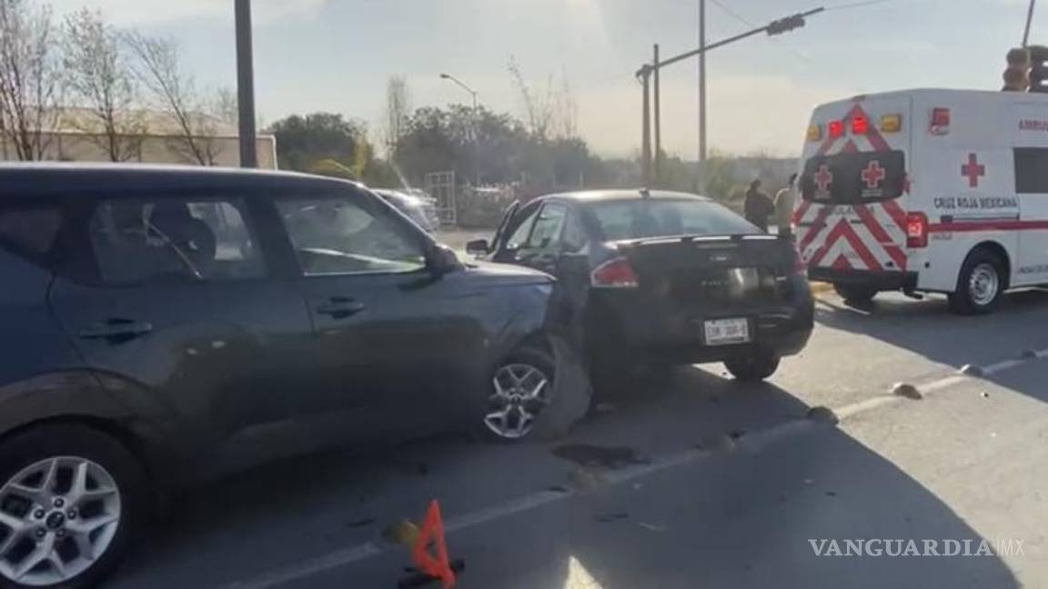 $!El Focus se atravesó por todos los carriles para retornarse y terminó por quitarle derecho de paso al Soul Kia.