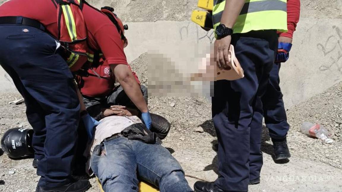 $!Elementos del Cuerpo de Bomberos ayudaron al motociclista accidentado en la colonia Escorial.