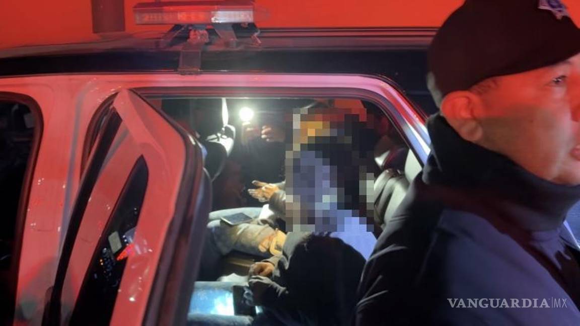 $!Policías municipales resguardaron la zona mientras los cuerpos de emergencia realizaban las maniobras.