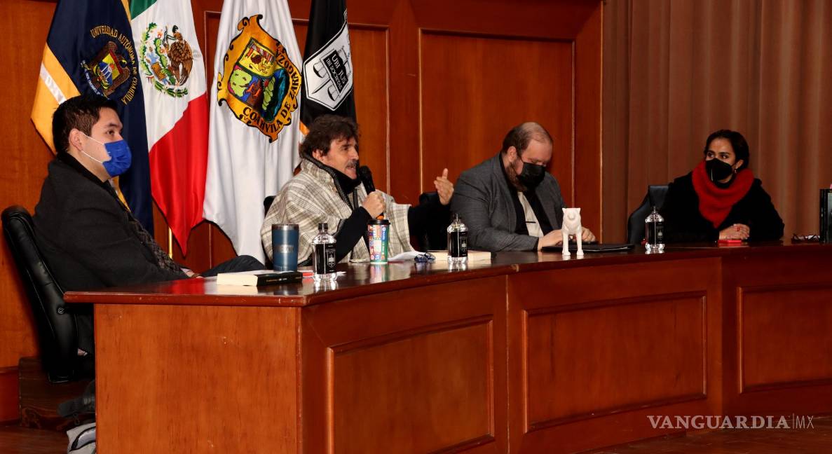 $!En compañía de los académicos Víctor Manuel Sánchez Valdés, Sergio Humberto Arévalo y Claudia Cristina Martínez, Enrique Serna presentó su exitoso libro de 2019 “El vendedor del silencio” .