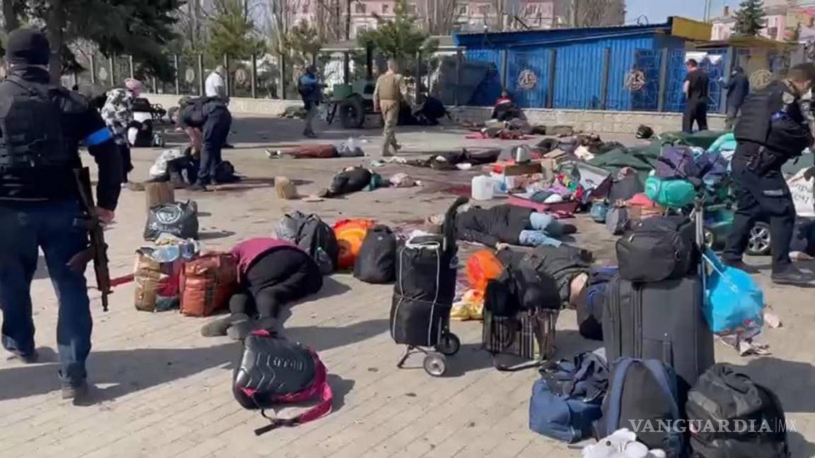 $!La policía y a los rescatistas en el lugar después de que un misil impactara en la estación de tren de Kramatorsk, en la región de Donbass, en el este de Ucrania.