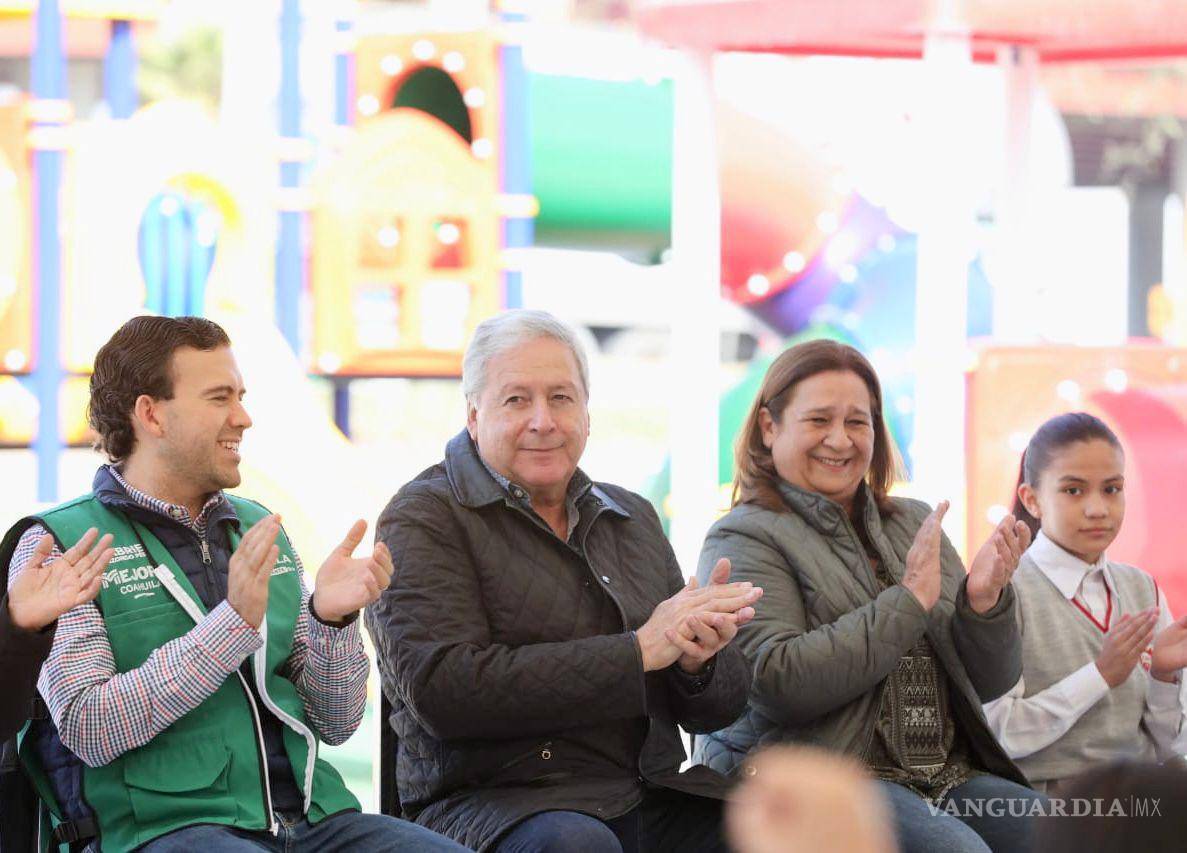 $!El alcalde Chema Fraustro y autoridades locales inauguraron el nuevo espacio recreativo en la Gran Plaza del Centro Metropolitano, con la presencia de estudiantes y vecinos.