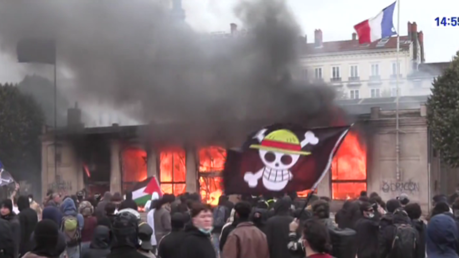 Incendio de la Oficina de Turismo en Lyon, Francia, tras protestas.