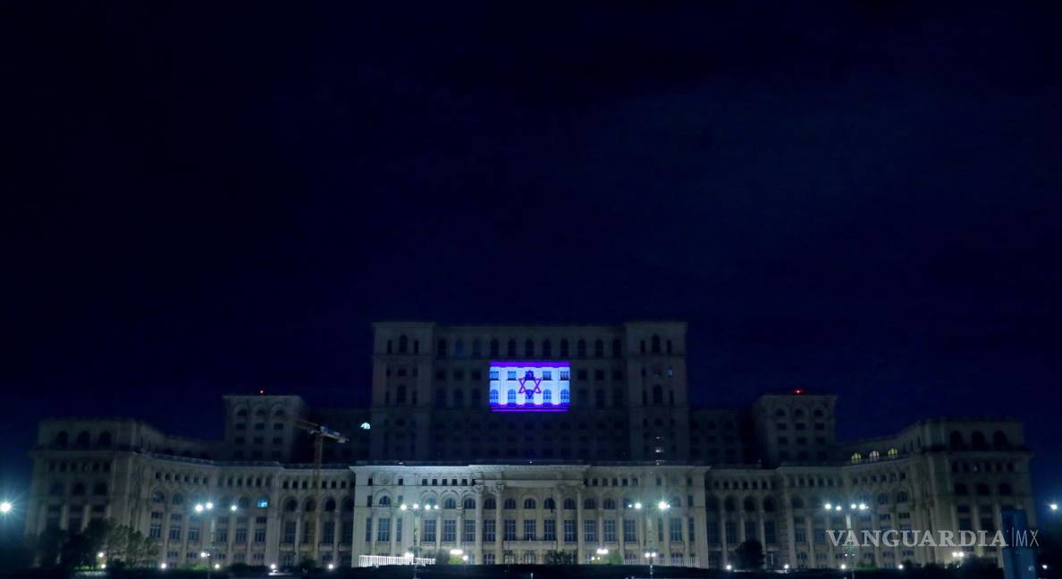 $!La bandera del Estado de Israel se proyecta en la fachada del Palacio del Parlamento rumano, en señal de solidaridad, en Bucarest, Romania.