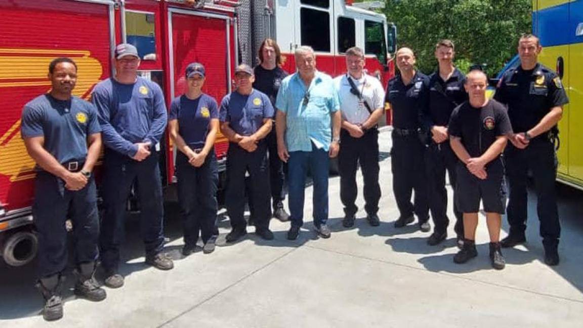 $!Stephen Truesdell, jefe de división de bomberos y del capitán de paramédicos Henry José Martínez, junto con el alcalde de Saltillo.