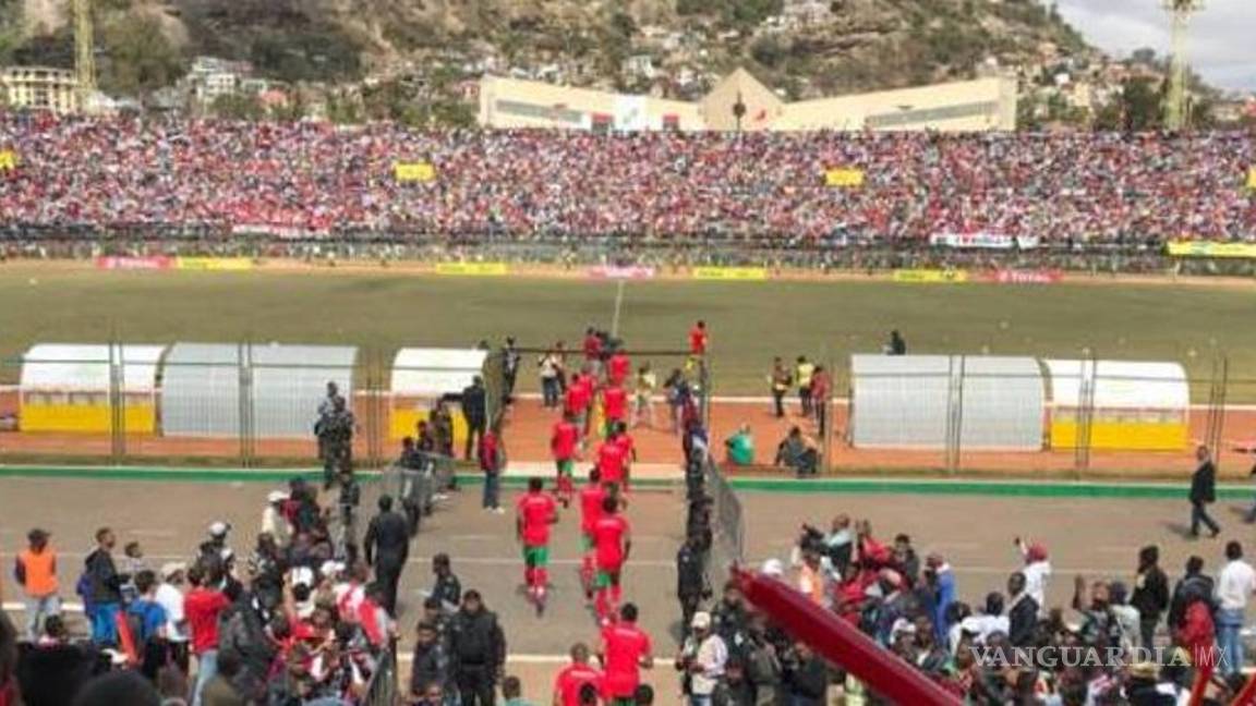 $!Un muerto y 37 heridos dejó avalancha humana en África