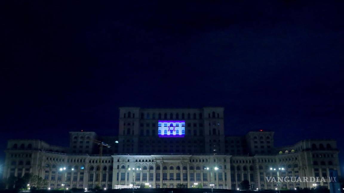 $!La bandera del Estado de Israel se proyecta en la fachada del Palacio del Parlamento rumano, en señal de solidaridad, en Bucarest, Romania.