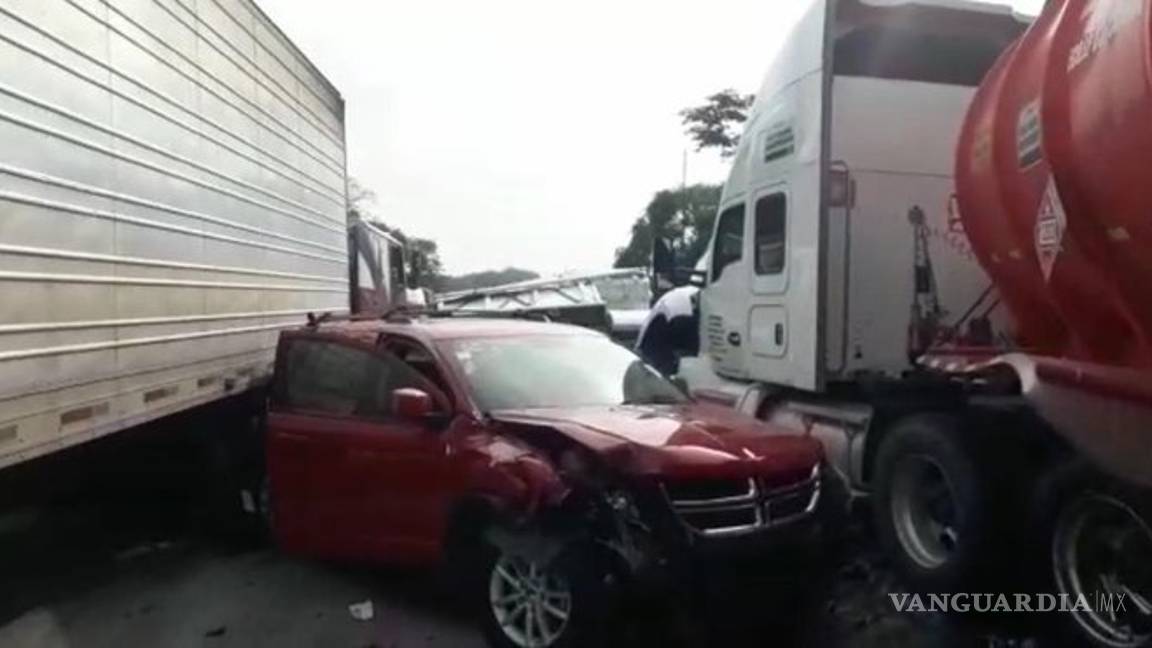 $!Por exceso de velocidad tráiler causa carambola de más de 10 vehículos en Veracruz