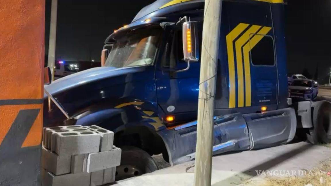 $!El chofer huyó del lugar antes de la llegada de las autoridades, dejando la pesada unidad abandonada.
