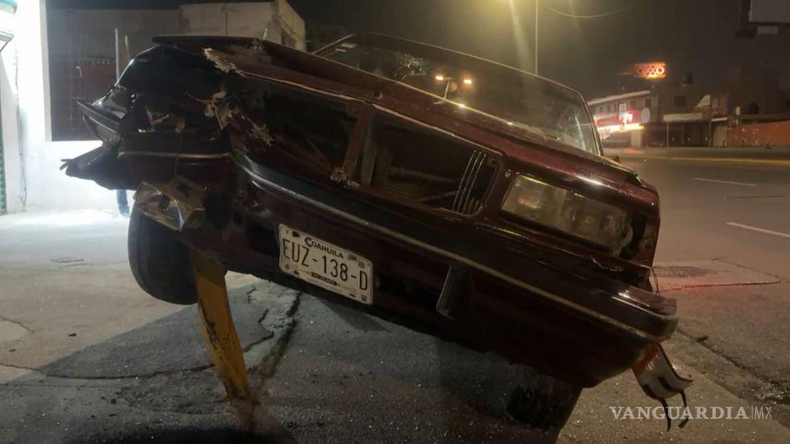 $!Familiares del conductor acudieron al sitio para tratar de llegar a un acuerdo.