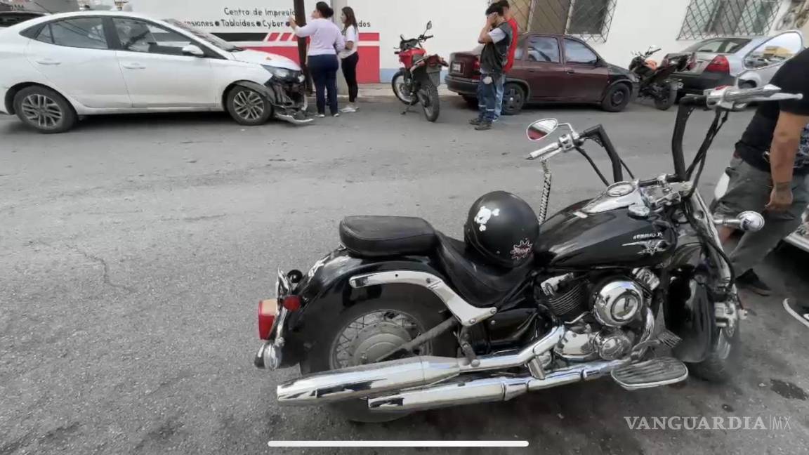 Conductora embiste a motociclista, en Saltillo