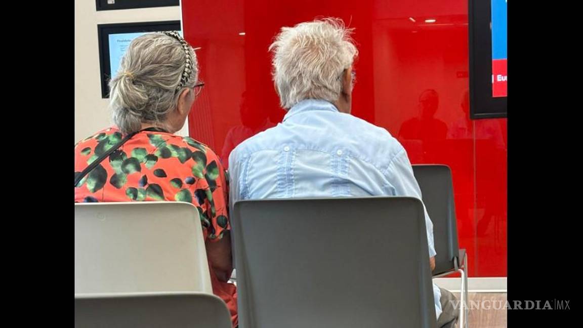 Funcionaria de Saltillo exhibe falta de sensibilidad hacia adultos mayores en banco de la ciudad