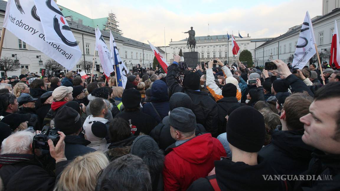 $!Miles de polacos se manifiestan en Varsovia por democracia y contra Gobierno