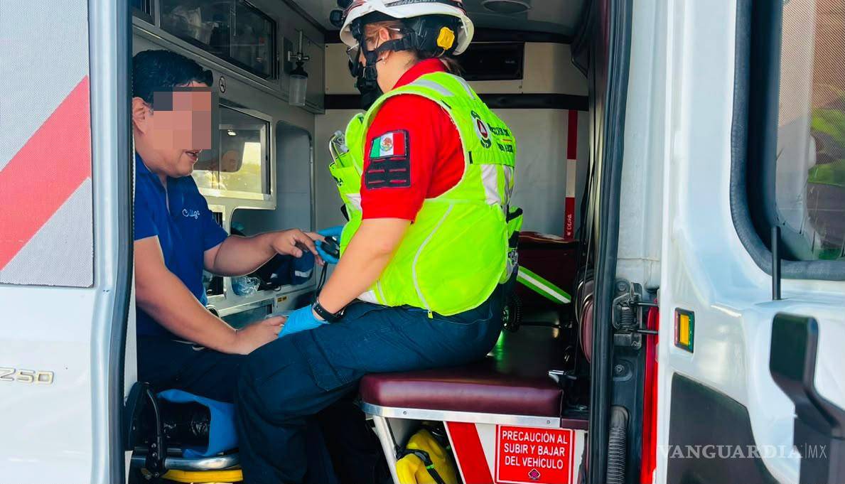 $!Paramédicos valoraron al conductor en el lugar. El automovilista sólo presentó una molestia leve en la zona cervical.