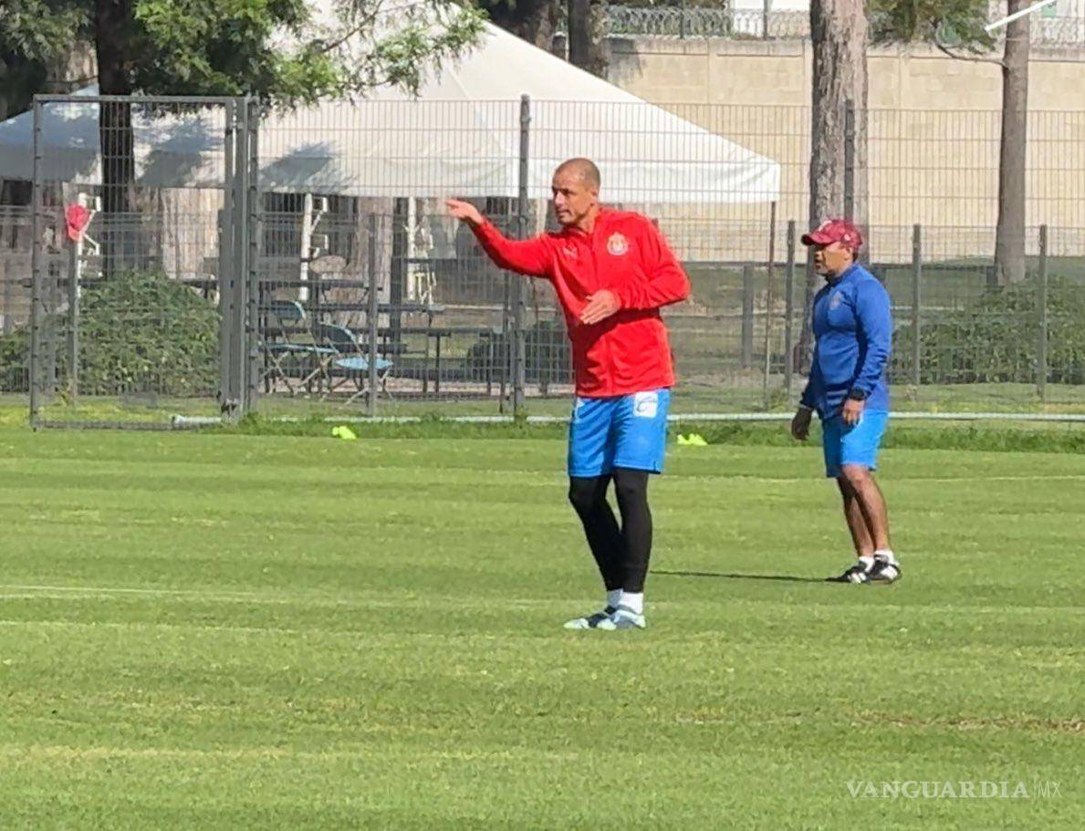 $!En redes sociales se compartieron imágenes de Chicharito entrenando al parejo de sus compañeros.