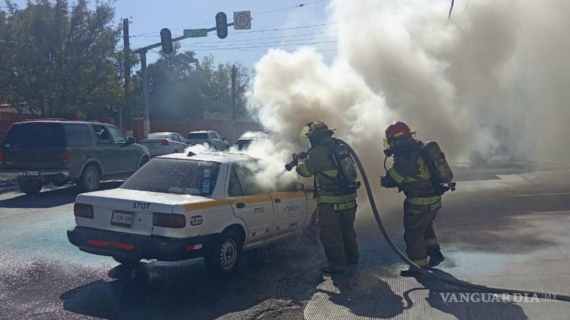 Cortocircuito origina incendio de auto de alquiler en la colonia Guayulera, en Saltillo