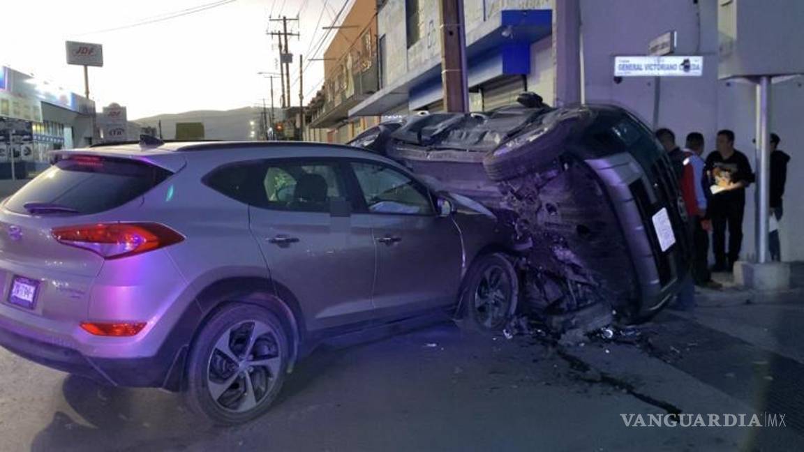 $!La circulación en ambas vialidades se vio afectada durante las labores de limpieza y retiro de los autos accidentados.