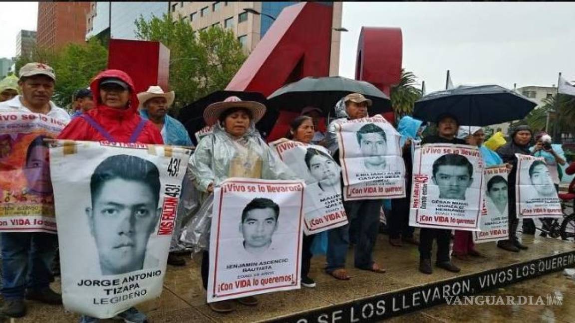 Padres de los 43 normalistas de Ayotzinapa llegan en peregrinación a la Basílica en Ciudad de México