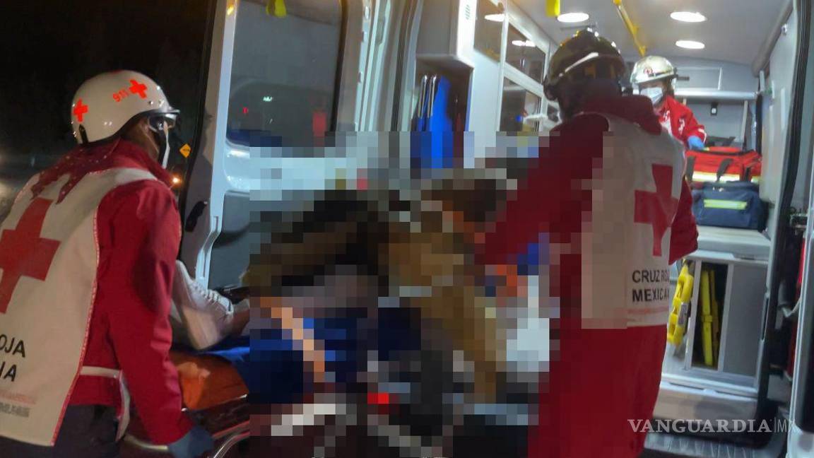 $!Jimena, de 13 años, permaneció atrapada junto a su padre y fue liberada por rescatistas de la Cruz Roja tras varios minutos de labores.