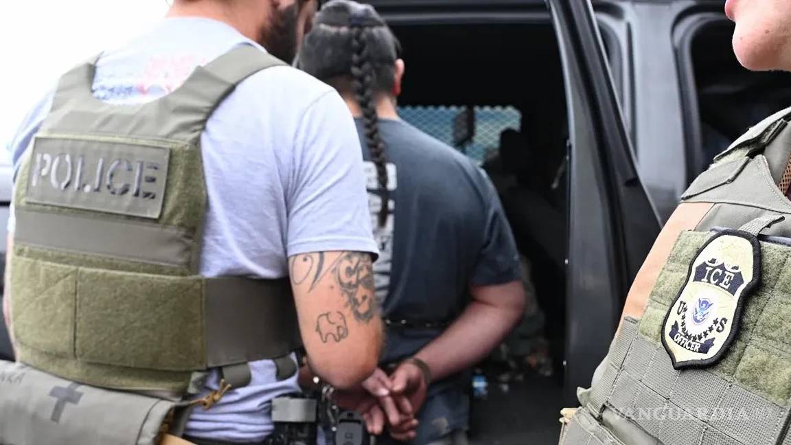 $!Dos agentes de ICE arrestado una persona en Denver, Colorado. El condado Miami-Dade, en Florida, lidera el número de casos de deportación pendientes.