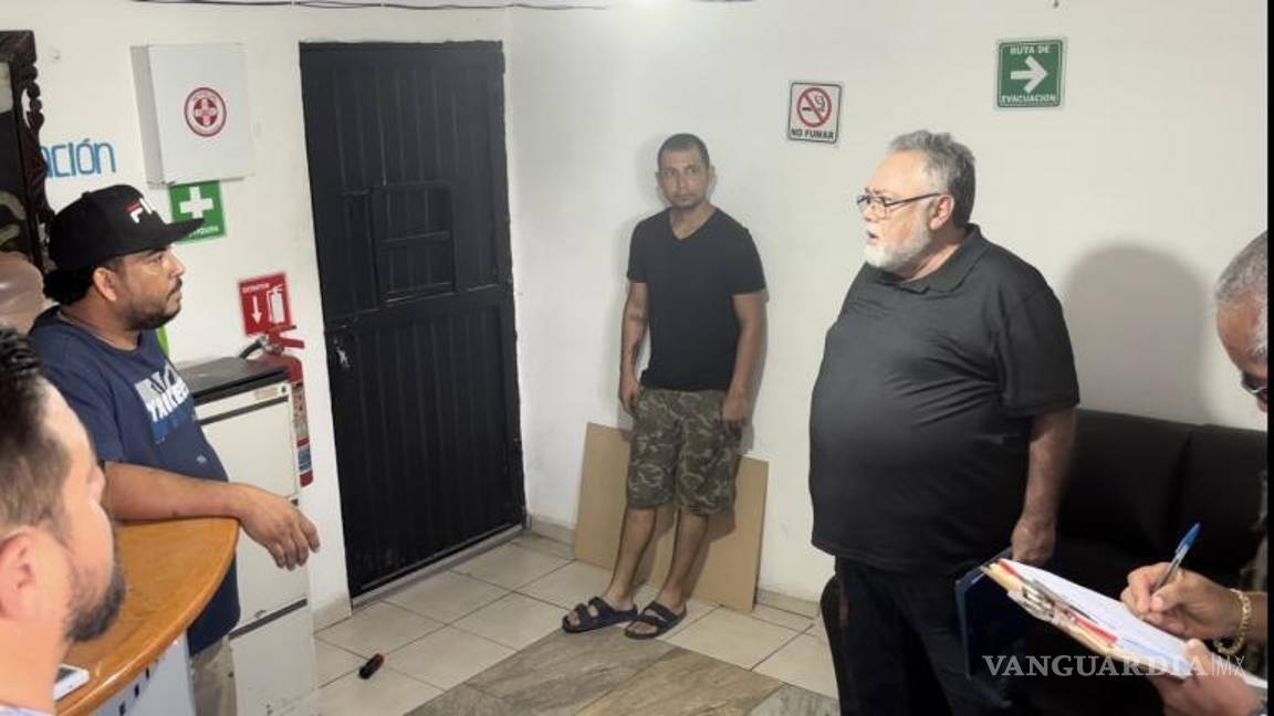 $!Arturo Rodríguez, director de Desarrollo Urbano; Jaime Díaz, director de Ecología; Julio Ríos, director de Protección Civil, entre otros representantes del ayuntamiento, acudieron tras el reporte de los vecinos de la Zona Centro.