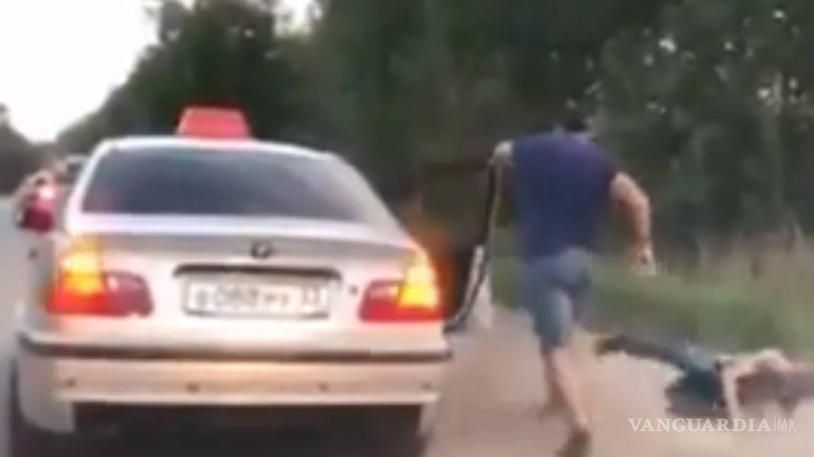 Taxista baja de su auto a pasajero 'cochinón'