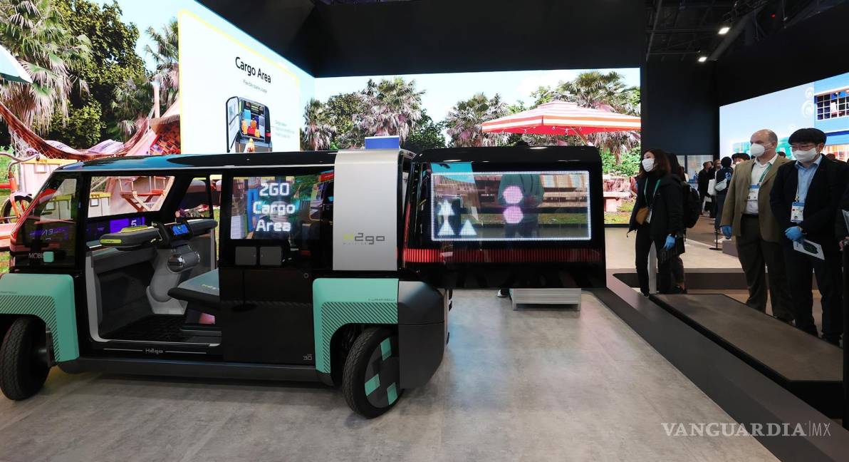 $!Los visitantes miran una demostración de M.Vision 2GO de Hyundai Mobis, un concepto de movilidad de entrega urbana autónoma. EFE/EPA/Caroline Brehman