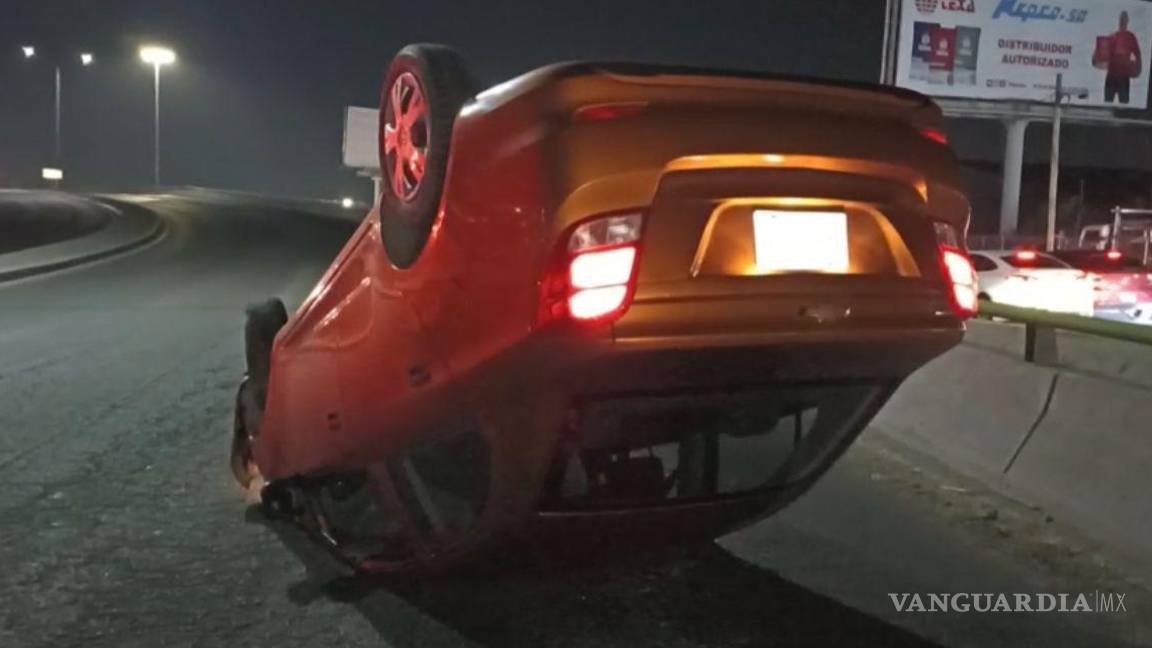 $!Testigos reportaron el accidente al 911 y las autoridades municipales abanderaron la zona para evitar otro percance en los carriles principales del periférico.