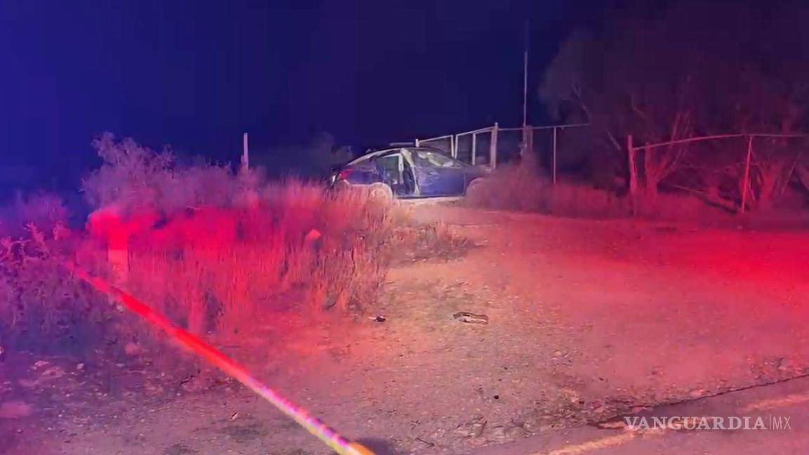 $!Dos hombres lesionados fueron encontrados fuera del automóvil y trasladados a un hospital.