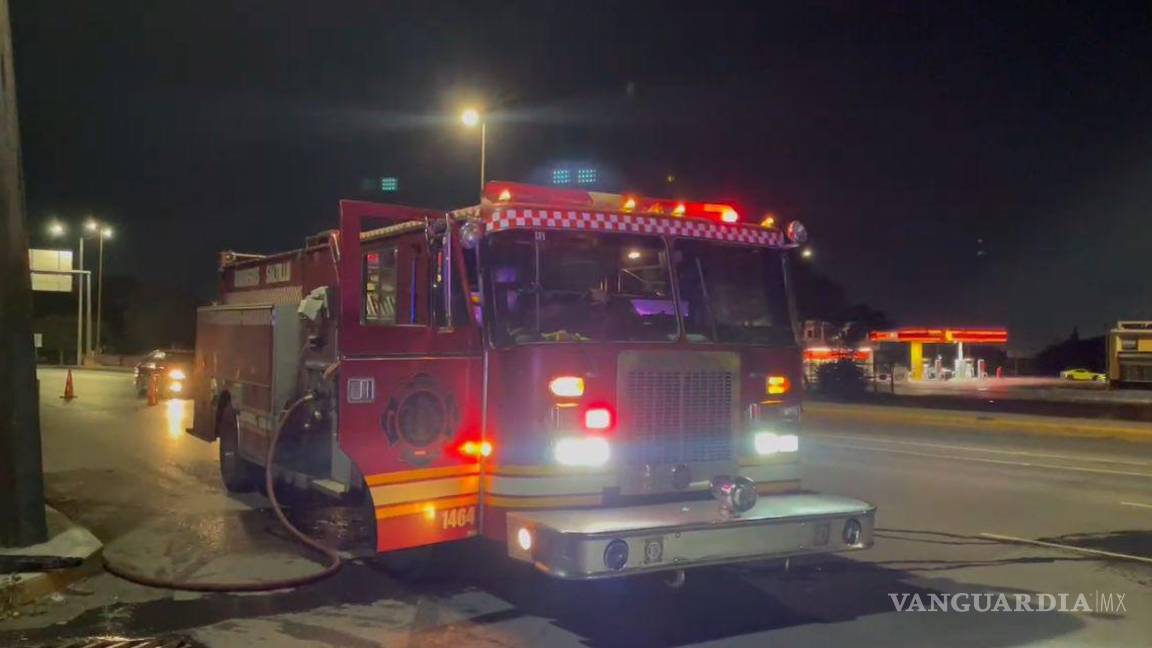 $!Bomberos de Saltillo trabajaron durante varios minutos para sofocar las llamas.