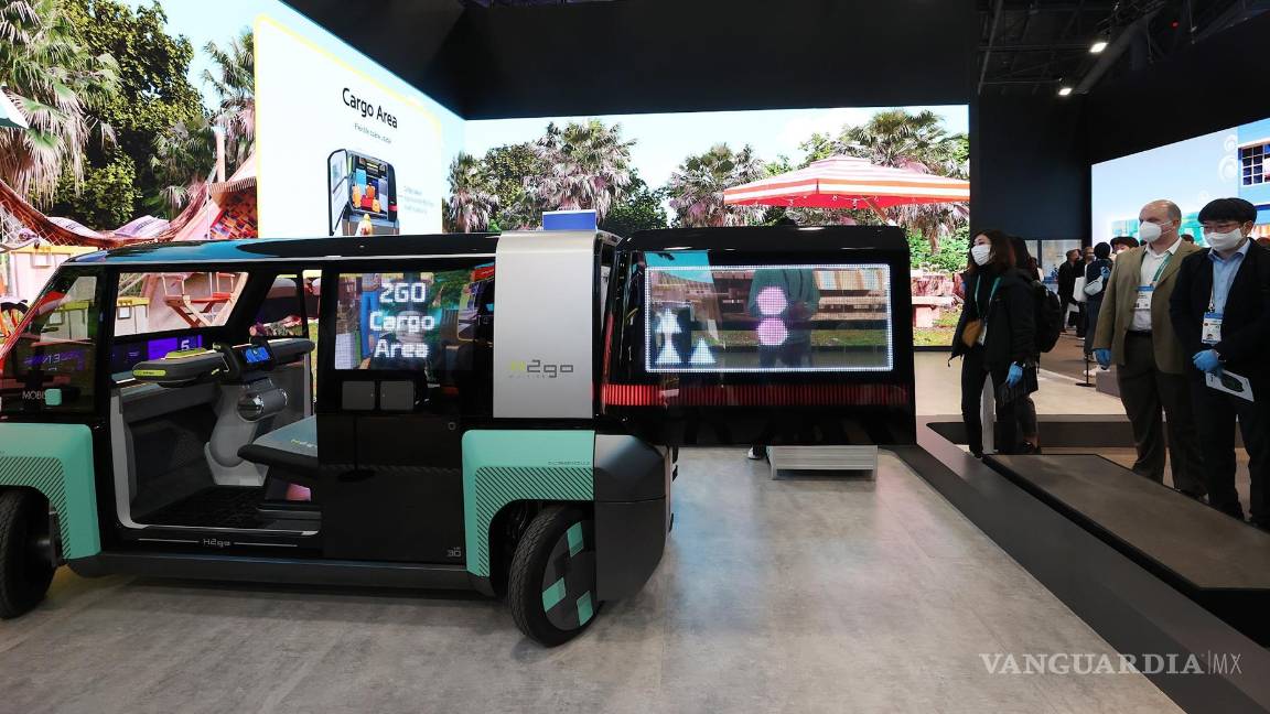 $!Los visitantes miran una demostración de M.Vision 2GO de Hyundai Mobis, un concepto de movilidad de entrega urbana autónoma. EFE/EPA/Caroline Brehman