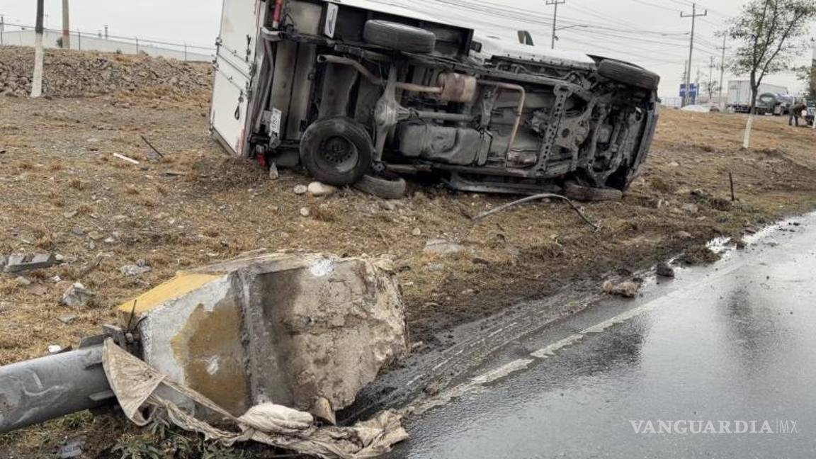 $!La camioneta terminó volcada tras impactarse contra una luminaria en el bulevar Miguel Ramos Arizpe.