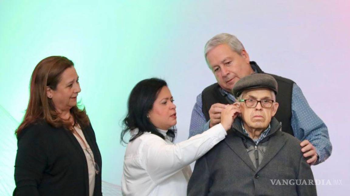 $!Entre los programas de apoyo a la salud, están los de entrega de equipos.