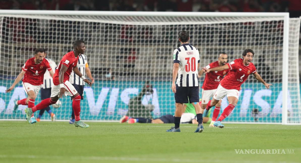 $!Mohamed Hany (d) de Al Ahly SC celebra después de marcar su gol durante el partido entre Al Ahly SC y CF Monterrey en Abu Dhabi. EFE/EPA/Ali Haider