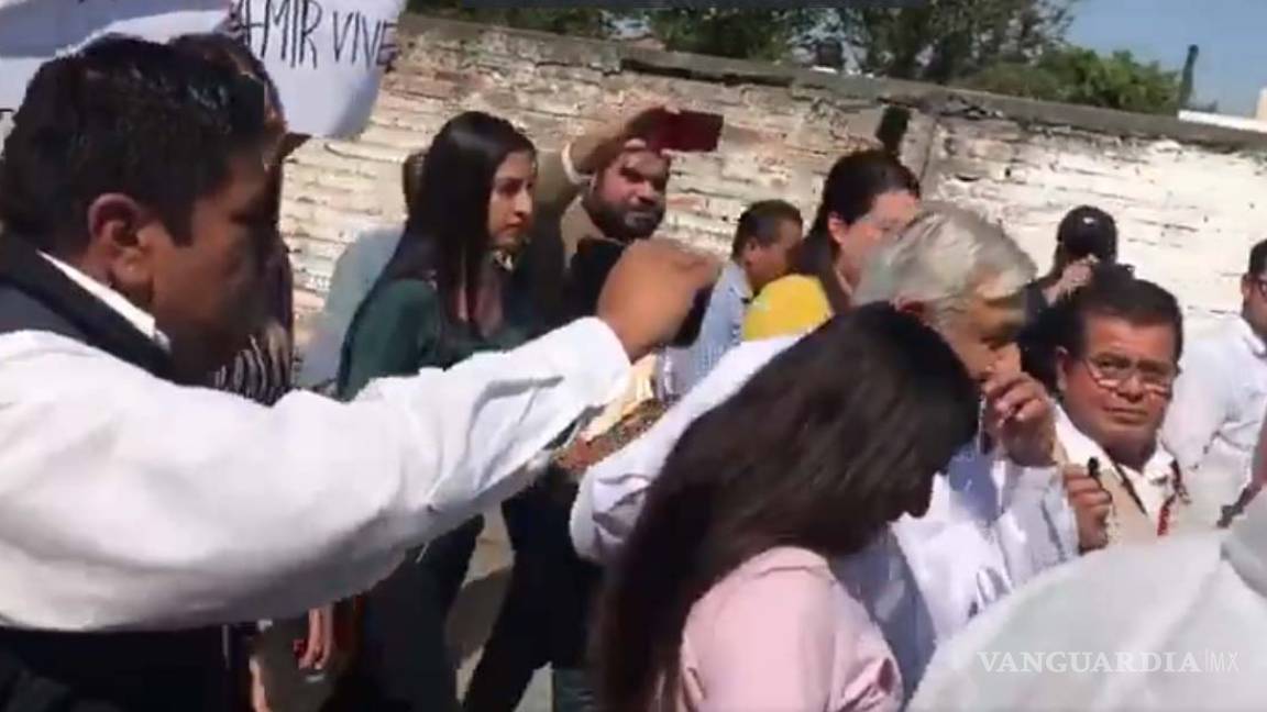 Familiares de Emiliano Zapata protestan ante AMLO en homenaje al caudillo