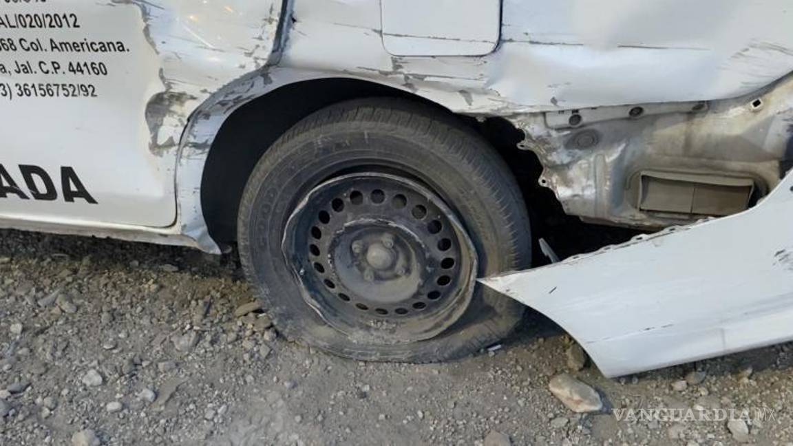 $!La llanta trasera terminó destrozada.