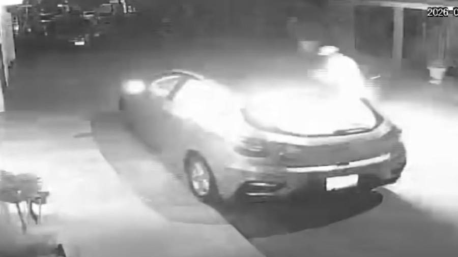 En redes sociales circuló un video en el que se puede ver a dos sujetos prendiendo fuego a un carro.