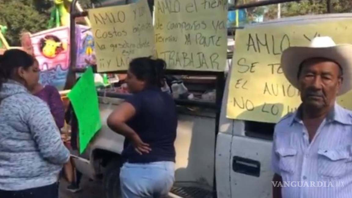 &quot;Este ganso no cumple&quot;: manifestantes reciben a AMLO en Michoacán