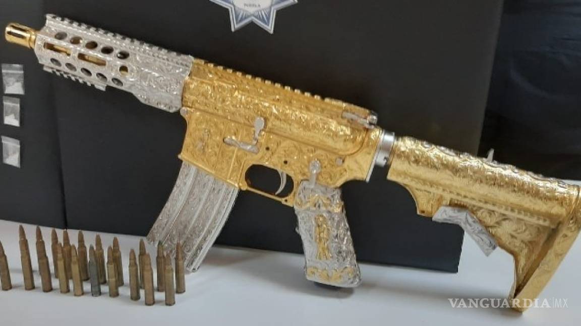 El increíble rifle AR-15 bañado en oro que pertenece al líder de banda 'Las Bigotonas'
