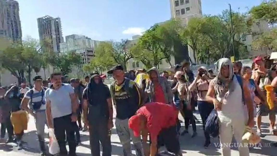 Migrantes demandan libre tránsito; protestan en Palacio de Gobierno de Nuevo León