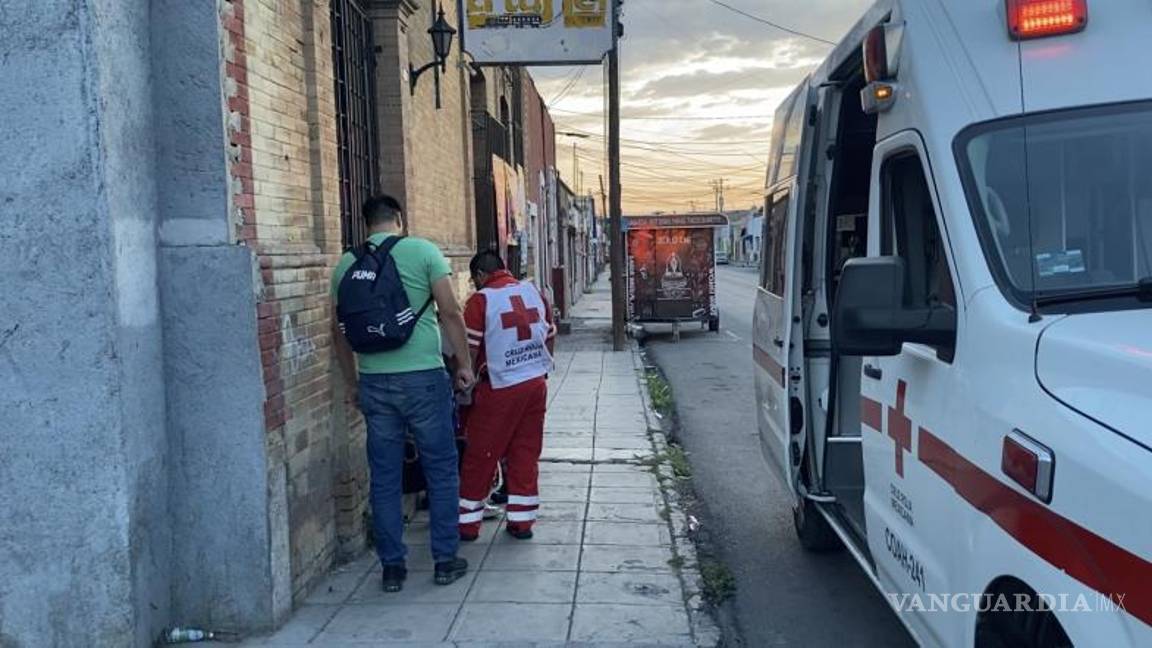 $!El intento de asalto se registró en pleno Centro de Saltillo, cuando la víctima esperaba el transporte rumbo a su trabajo.