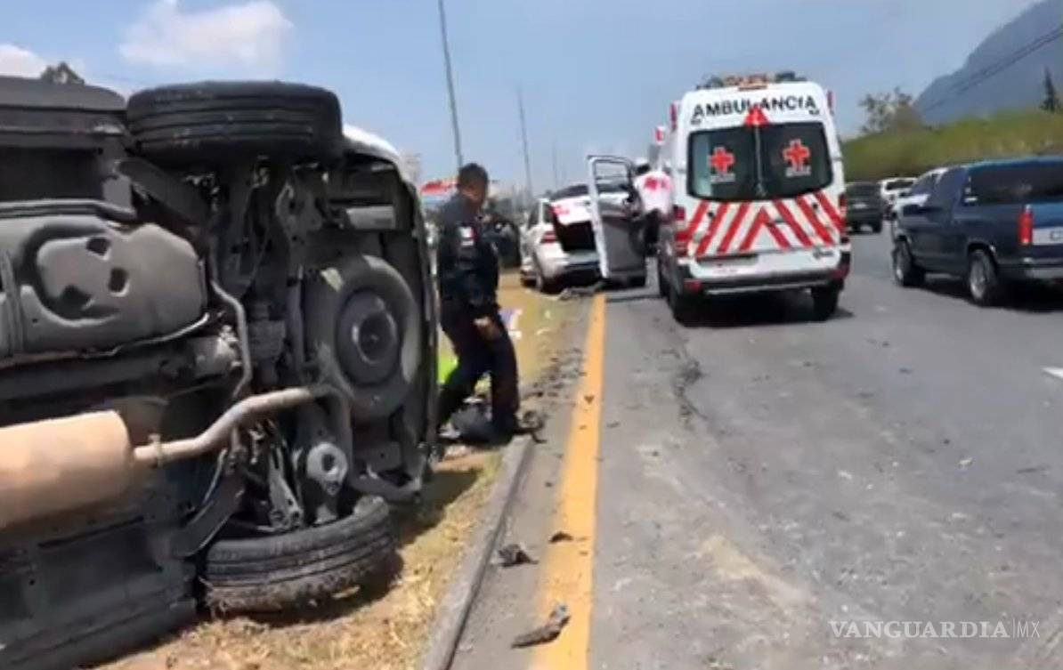 $!Persecución entre delincuentes en Monterrey termina en choques múltiples y caos vial