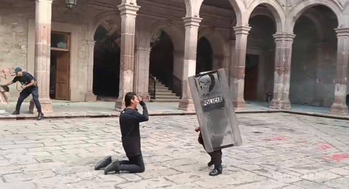$!Raúl Meza Abonce, el joven detenido y torturado el pasado 2 de noviembre durante una protesta para exigir justicia por el asesinato de Carlos Manzo en Morelia, Michoacán, fue liberado.