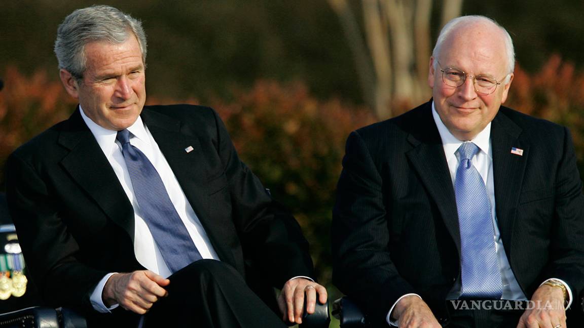 $!Bush padre critica administración de su hijo George