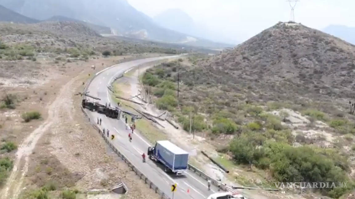 Reportan tráfico detenido en carretera libre Saltillo-Mty. por volcadura de tráiler