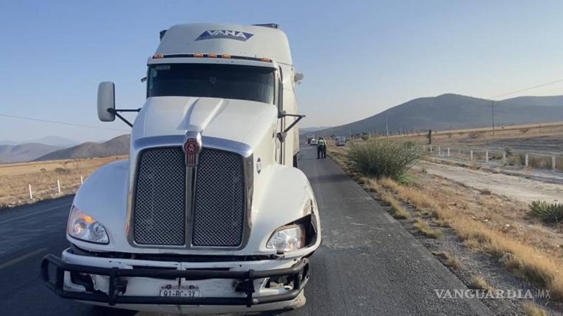 $!El conductor del tráiler, presuntamente invadió el carril contrario e impactó lateralmente al camión.