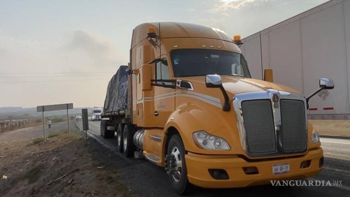 $!El tráiler circulaba con dirección a Zacatecas cuando ocurrió el impacto con el taxi.
