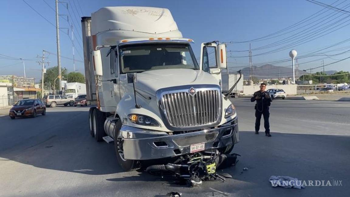 $!El conductor del tráiler fue detenido en el lugar y quedó a disposición del Ministerio Público.